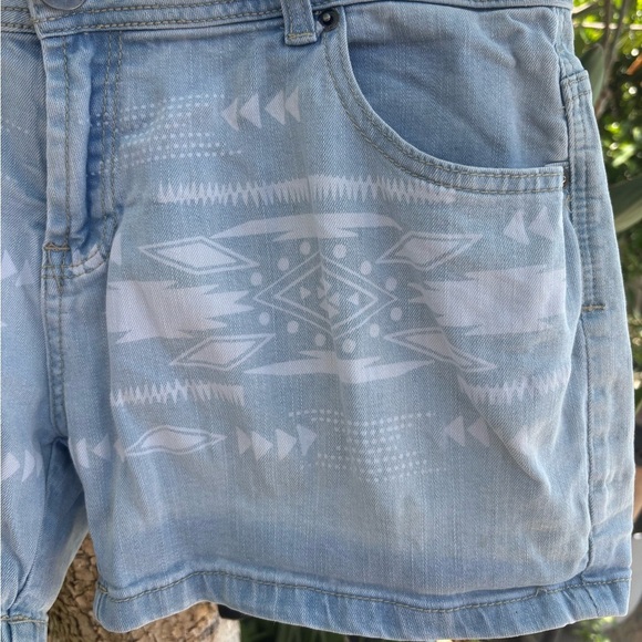 COTTON:ON Women’s Light Blue Southwest Print Denim Shorts - Picture 4 of 9